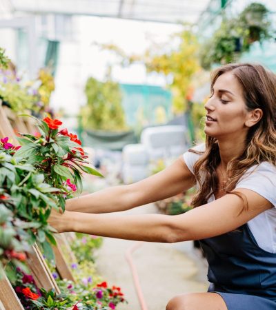 GettyImages-607735726-e1542743859483 copie jardinière qui travaille dans les fleurs